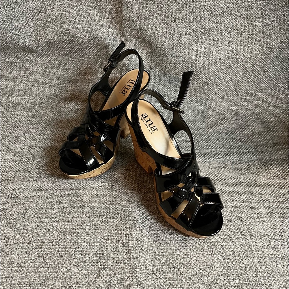These fun loving patent leather sandles are gently used and size 6!